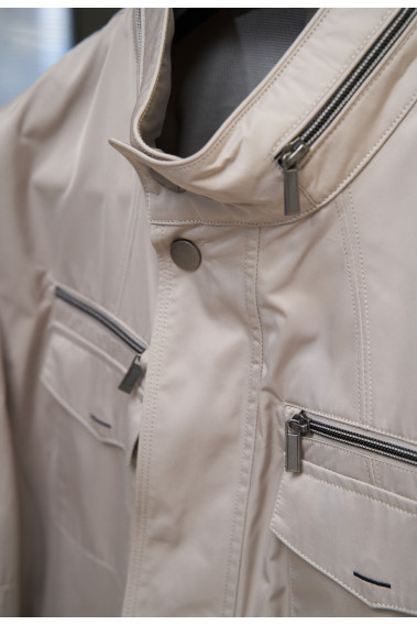 Zoom sur la parka KALEO beige. Elle possède un col droit et une fermeture éclair et des boutons pressions cachés.
