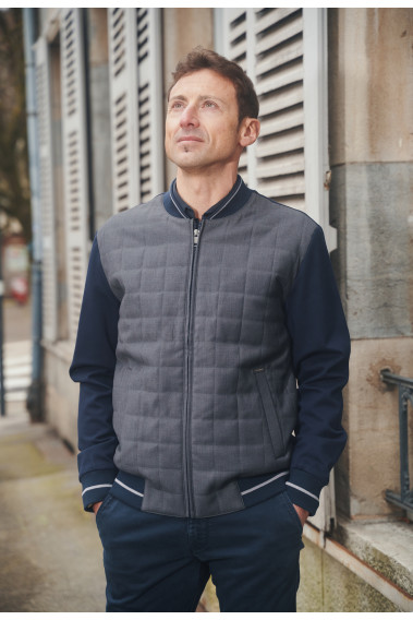 Homme portant le blouson  LEVY bi-matière gris et marine. Il comporte 2 poches repose mains