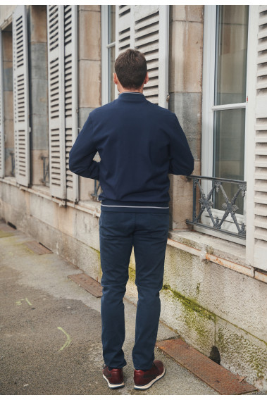 Homme de dos portant le blouson LEVY bi-matière gris et marine