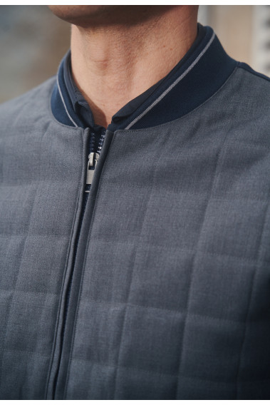 Zoom sur le col en jersey avec rayure du blouson LEVY bi-matière gris et marine.