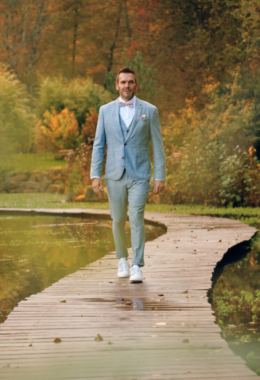 Homme portant le pantalon LINCOLN bleu clair. Il comporte 3 poches avant et 2 poches arrière.