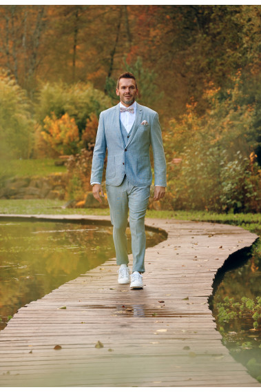 Homme portant le pantalon LINCOLN bleu clair. Il comporte 3 poches avant et 2 poches arrière.