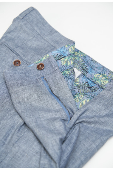 Zoom sur les détails de l’intérieur du pantalon LINCOLN bleu clair.