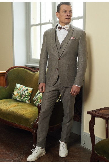 Homme portant le pantalon LINCOLN taupe. Il comporte 3 poches avant et 2 poches arrière.