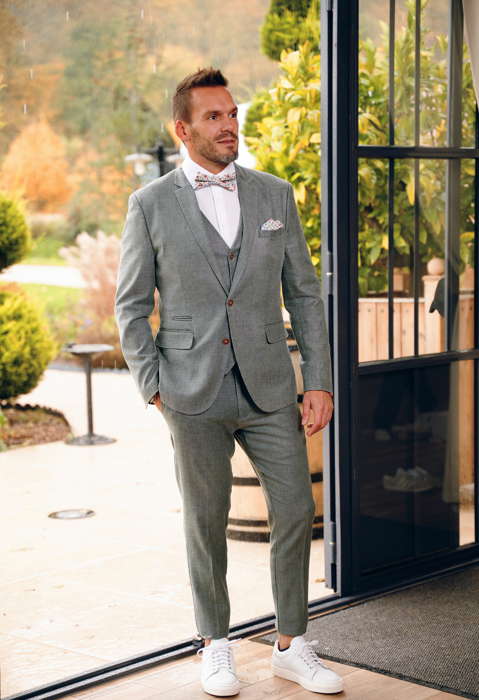 Homme portant le pantalon LINCOLN vert. Il comporte 3 poches avant et 2 poches arrière.