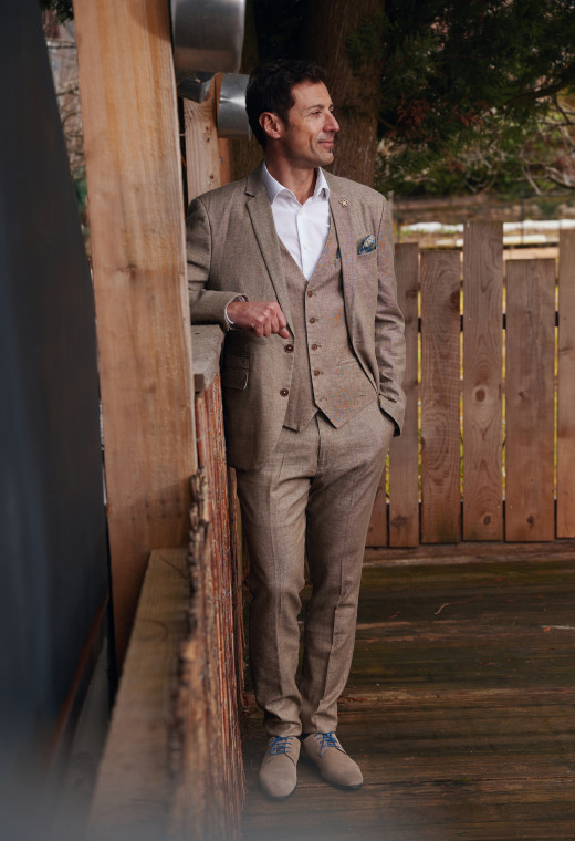 Homme portant le pantalon LINCOLN sable. Il comporte 3 poches avant et 2 poches arrière.