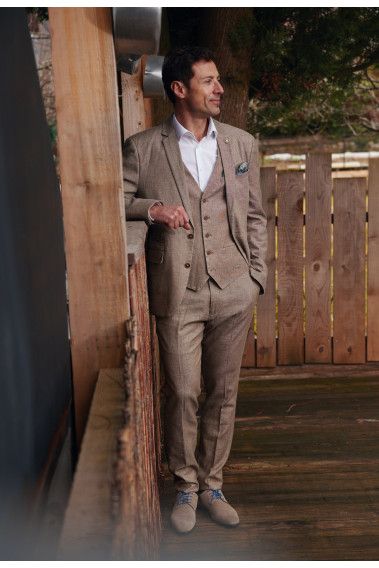 Homme portant le pantalon LINCOLN sable. Il comporte 3 poches avant et 2 poches arrière.