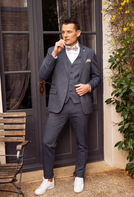 Homme portant le pantalon JEFFWASH bleu. Il comporte 3 poches avant et 2 poches arrière.