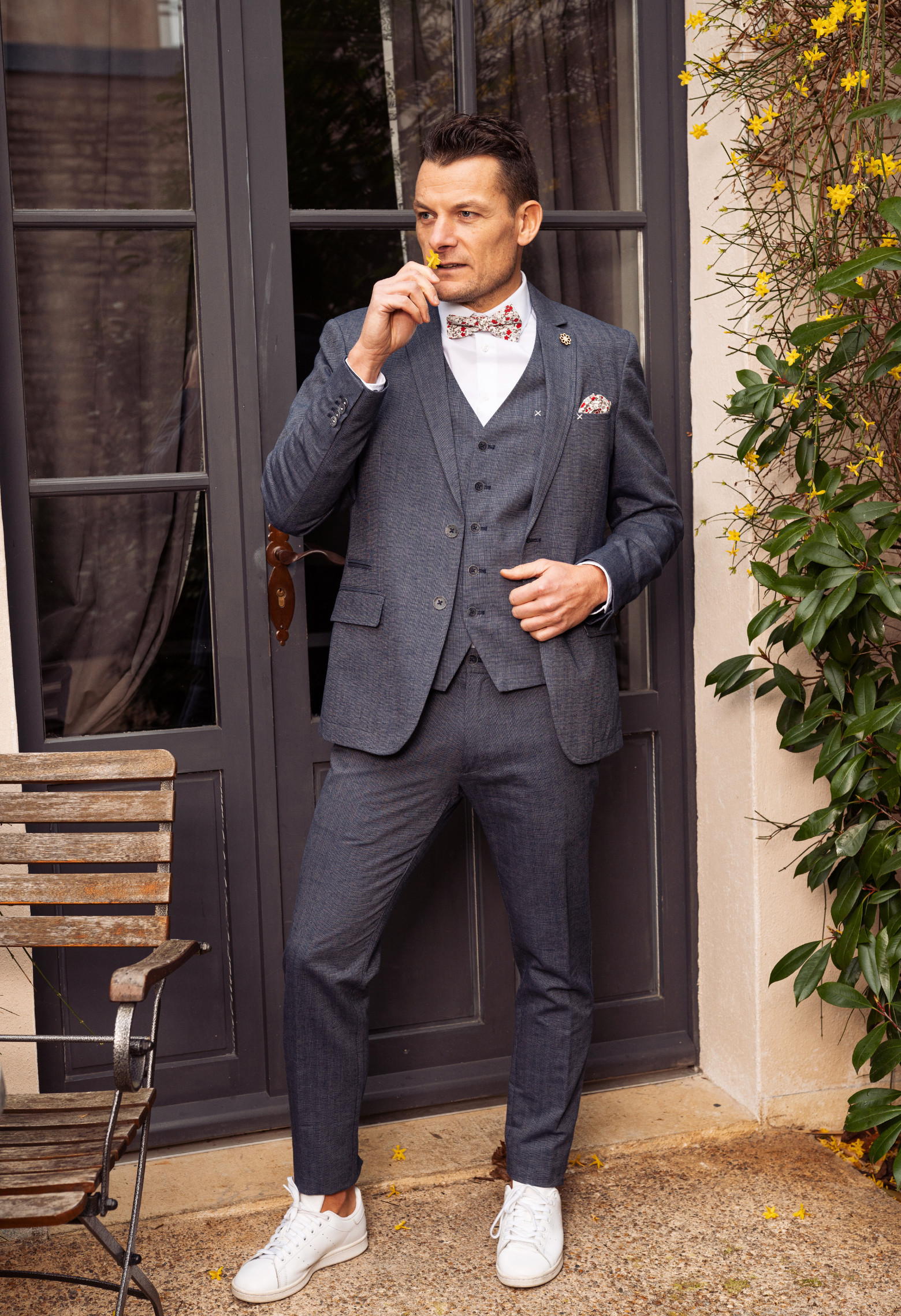 Homme portant le pantalon JEFFWASH bleu. Il comporte 3 poches avant et 2 poches arrière.