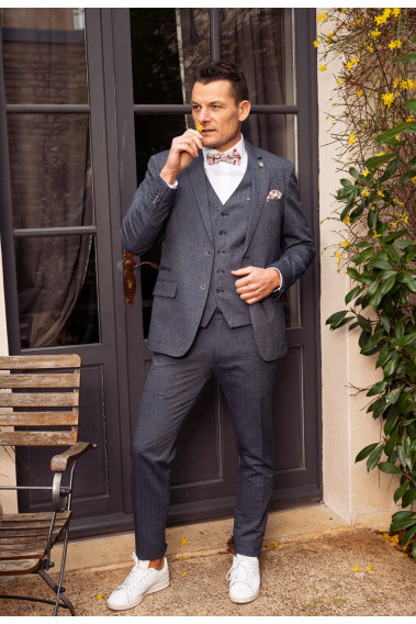 Homme portant le pantalon JEFFWASH bleu. Il comporte 3 poches avant et 2 poches arrière.