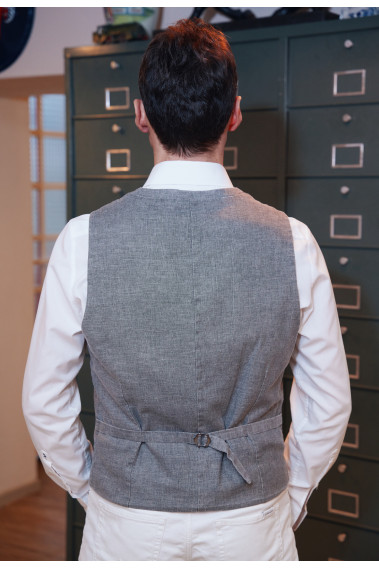 Homme de dos portant le gilet LYMA taupe avec possibilité de le resserrer.