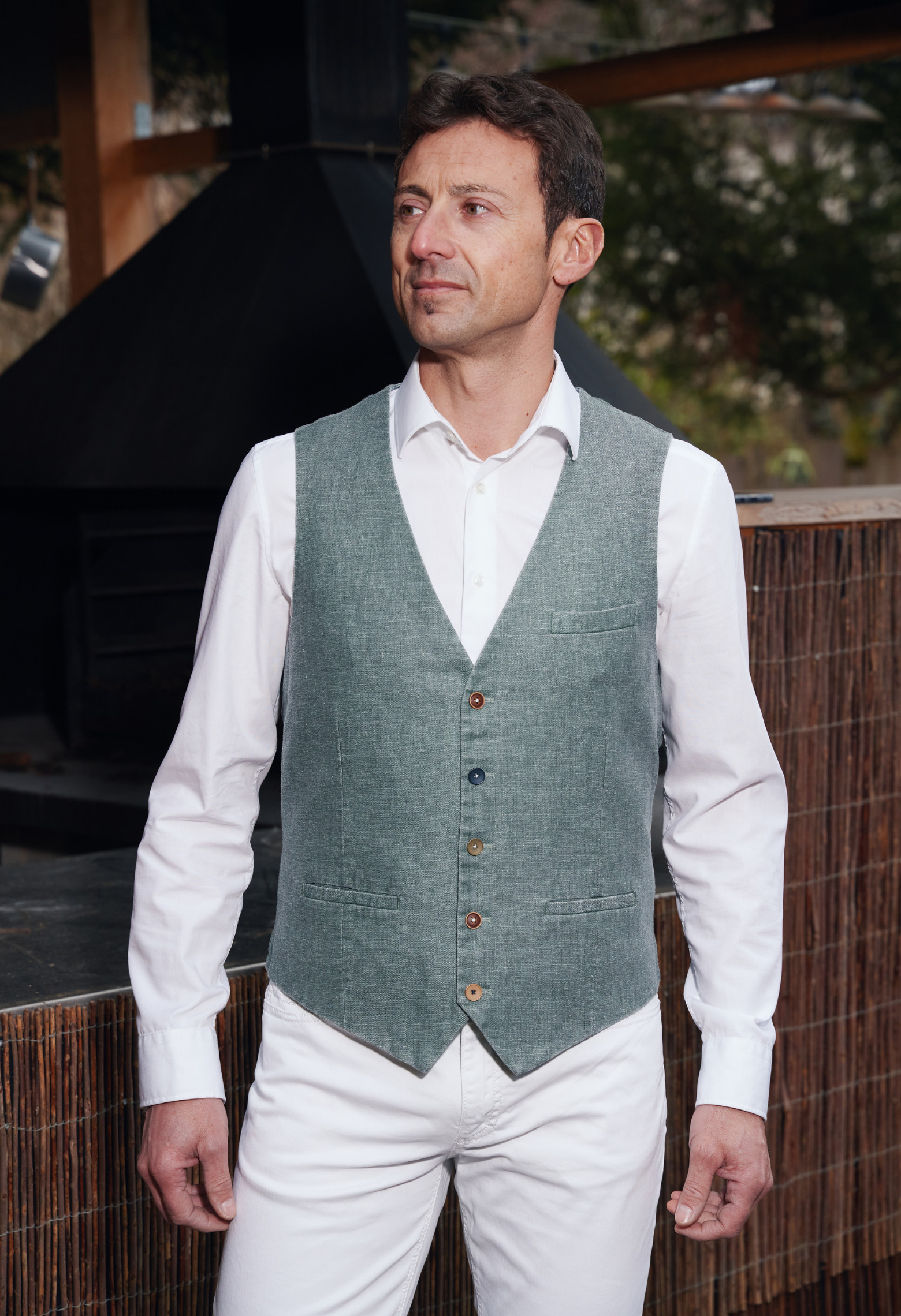 Homme portant le gilet LYMA vert accompagné d'une chemise blanche.