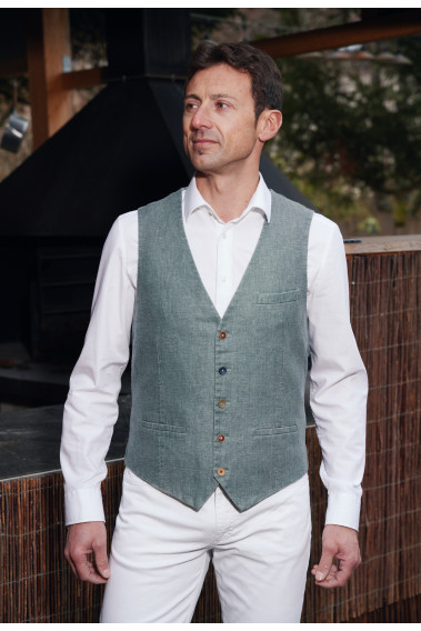 Homme portant le gilet LYMA vert accompagné d'une chemise blanche.