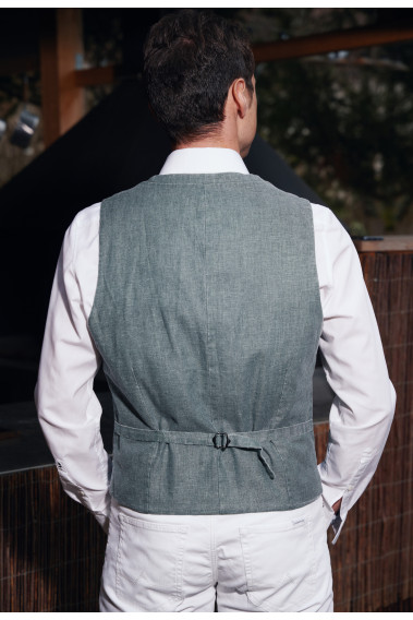 Homme de dos portant le gilet  LYMA vert avec possibilité de le resserrer.