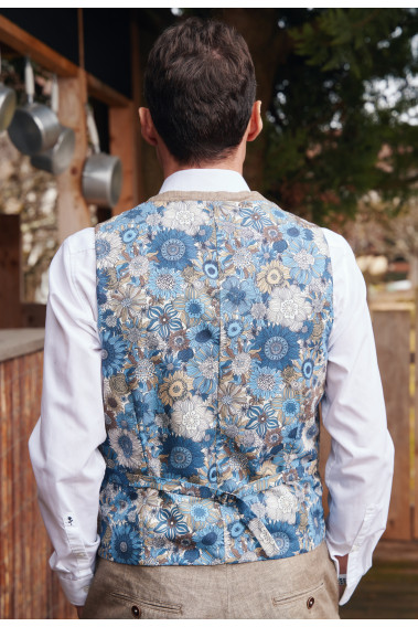 Homme de dos portant le gilet LYMA sable avec possibilité de le resserrer.