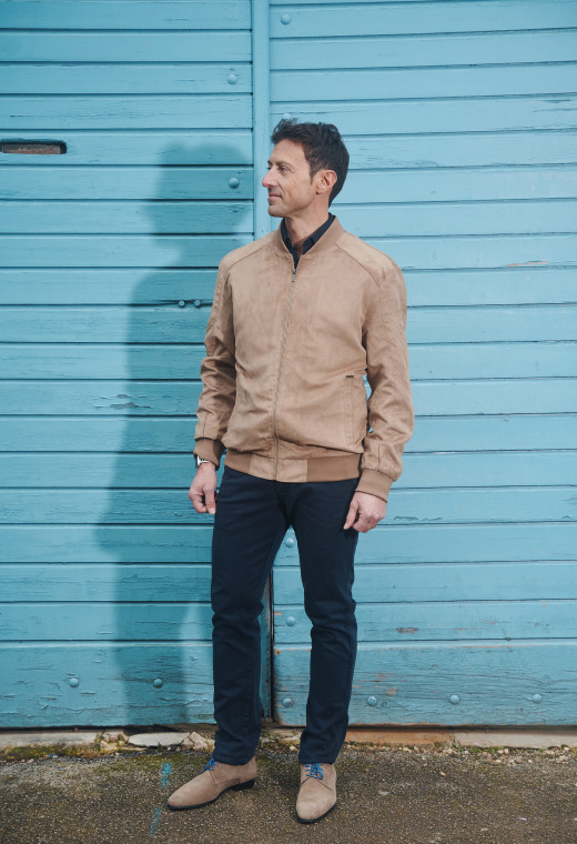 Homme portant le blouson PENANG suède beige. Il  comporte 2 poches repose mains.