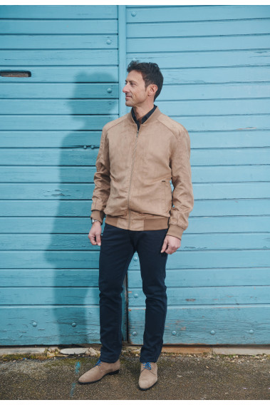Homme portant le blouson PENANG suède beige. Il  comporte 2 poches repose mains.