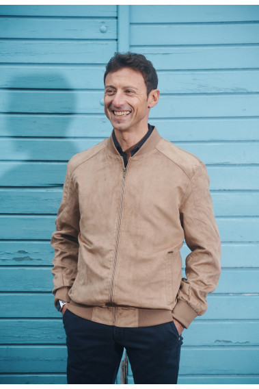 Homme portant le blouson PENANG suède beige. Il  comporte 2 poches repose mains.