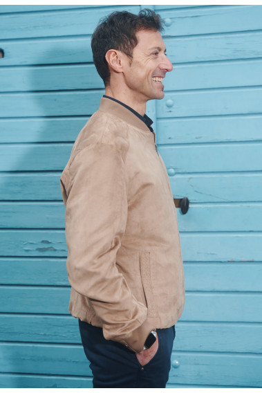 Homme profil portant le blouson PENANG suède beige. Il  comporte 2 poches repose mains.