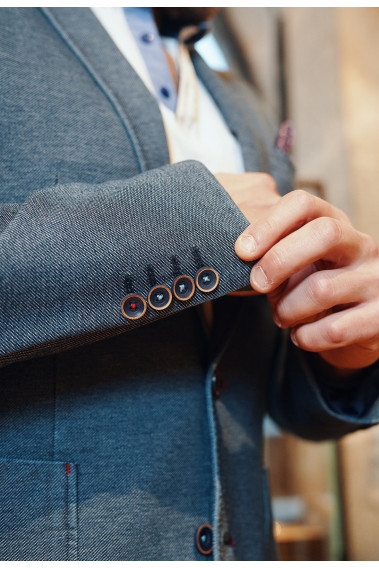 Zoom sur la manche de la veste ROYAL effet jean. Elle comporte 4 boutons.