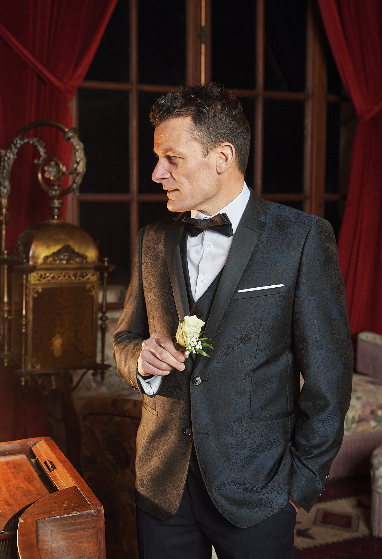 Homme portant la veste arabesque SANTIAGO arabesque noire. Elle comporte une poche poitrine et 2 poches .