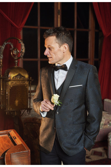 Homme portant la veste arabesque SANTIAGO arabesque noire. Elle comporte une poche poitrine et 2 poches .