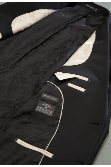 Zoom sur l'intérieur de la veste SANTIAGO arabesque noire. Elle comporte 4 poches intérieures.