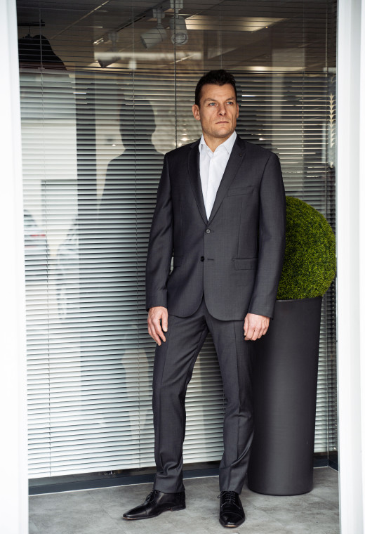 Homme portant le pantalon SULTAN gris. Il comporte 2 poches avant et 2 poches arrière.