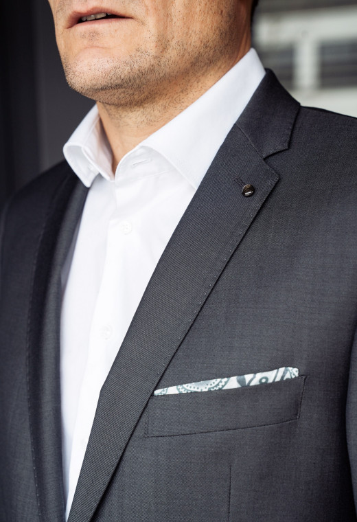 Zoom sur la veste SULTAN grise. Elle comporte une poche poitrine avec pochette.