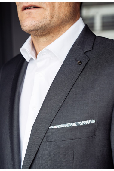 Zoom sur la veste SULTAN grise. Elle comporte une poche poitrine avec pochette.