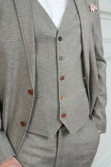 Zoom sur les 5 boutons de la veste SAFARY taupe.