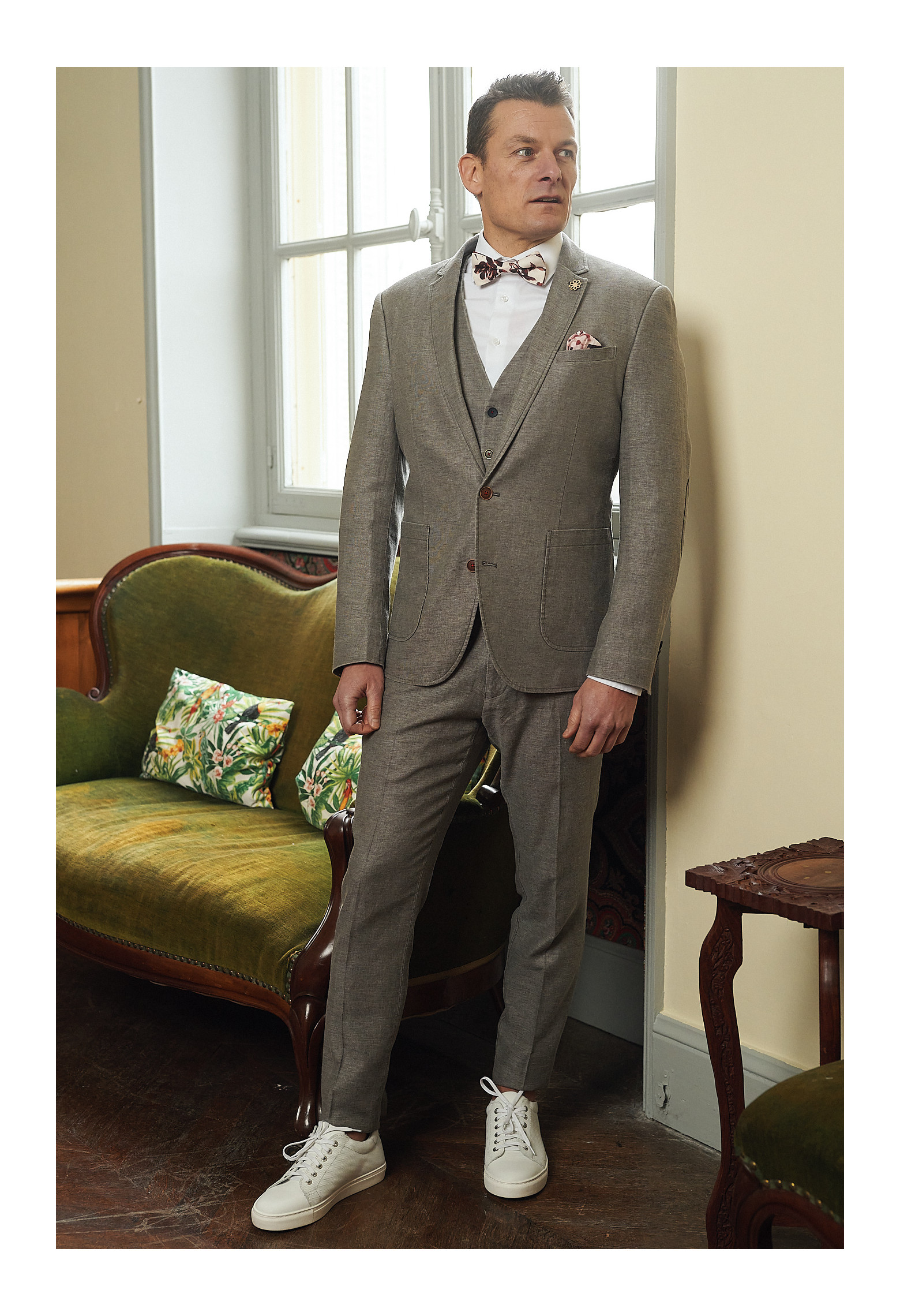 Homme portant la veste SAFARY taupe. Elle comporte une poche poitrine et 2 poches  plaquées.