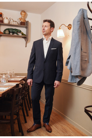 Homme portant le pantalon SULTAN marine. Il comporte 2 poches avant et 2 poches arrière.