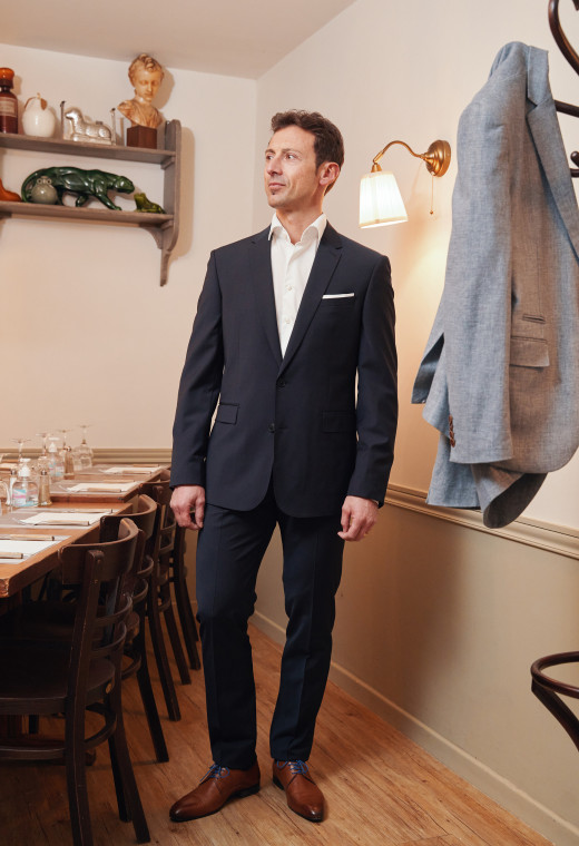 Homme portant la veste SULTAN marine. Elle comporte une poche poitrine et 2 poches rabats.