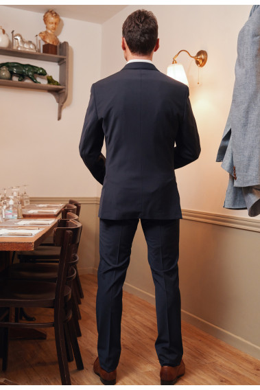 Homme de dos portant la veste SULTAN marine.