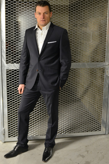 Homme portant la veste SULTAN noire. Elle comporte une poche poitrine et poches rabats.