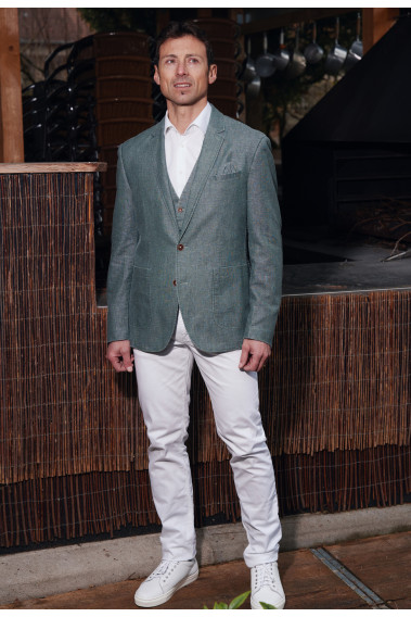 Homme portant la veste SAFARY verte. Elle comporte une poche poitrine et 2 poches plaquées.