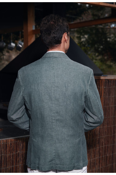 Homme de dos portant la veste SAFARY verte.