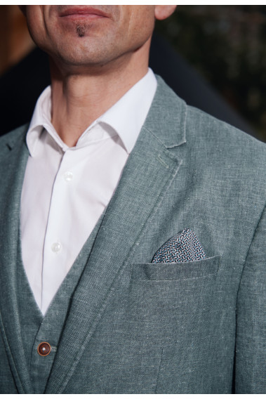 Zoom sur la veste  SAFARY verte. L'homme porte un mouchoir de poche.