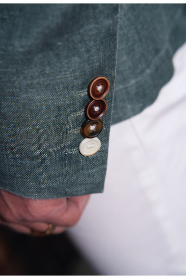 Zoom sur la manche de la veste SAFARY verte. Elle comporte 4 boutons.