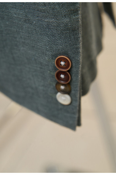 Zoom sur la manche de la veste SAFARY verte. Elle comporte 4 boutons.