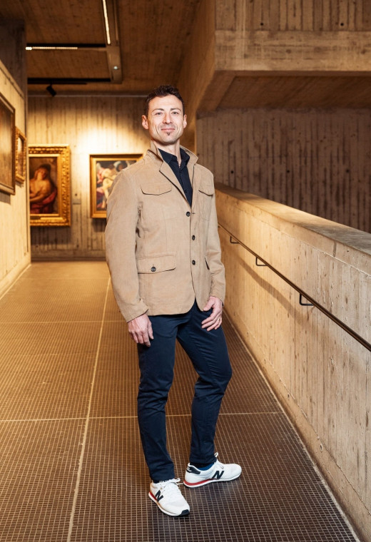 Homme portant la veste saharienne ANDERSEN beige. Elle comporte 2 poches poitrine et 2 poches à rabat.