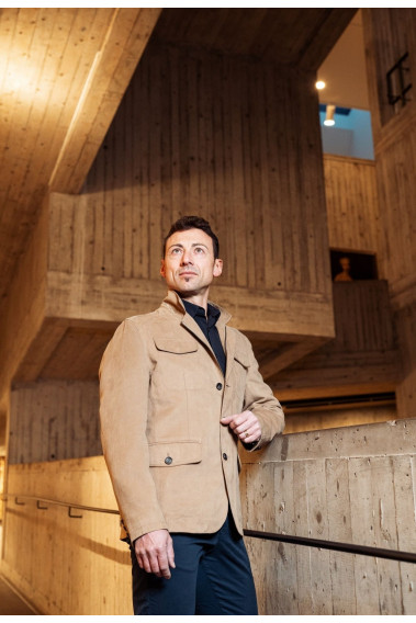 Homme portant la veste saharienne ANDERSEN beige. Elle comporte 2 poches poitrine et 2 poches à rabat.