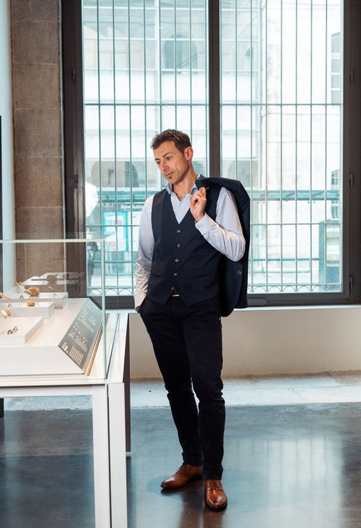 Homme portant le gilet CHRIS bleu foncé accompagné d'une chemise blanche.