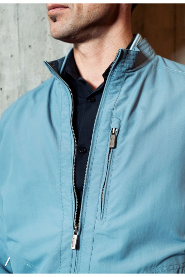 Zoom sur le col droit du blouson CLYDE bleu clair.