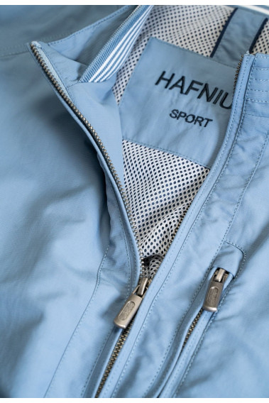 Zoom sur le col droit du blouson CLYDE bleu clair.