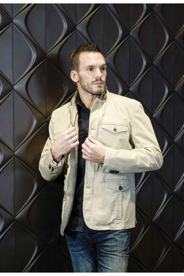 Homme portant la saharienne   COTTAGE beige. Elle comporte 2 poches poitrine et 2 poches à rabat.