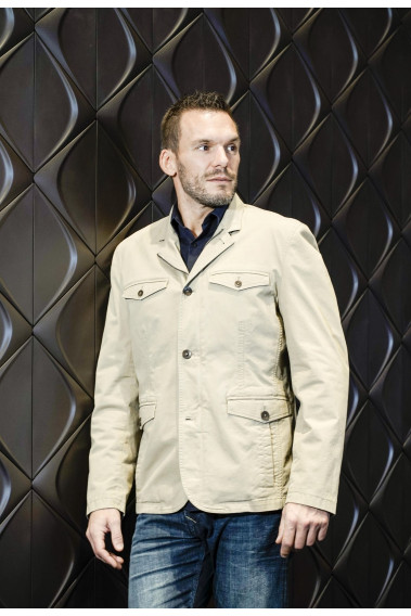 Homme portant la saharienne   COTTAGE beige. Elle comporte 2 poches poitrine et 2 poches à rabat.