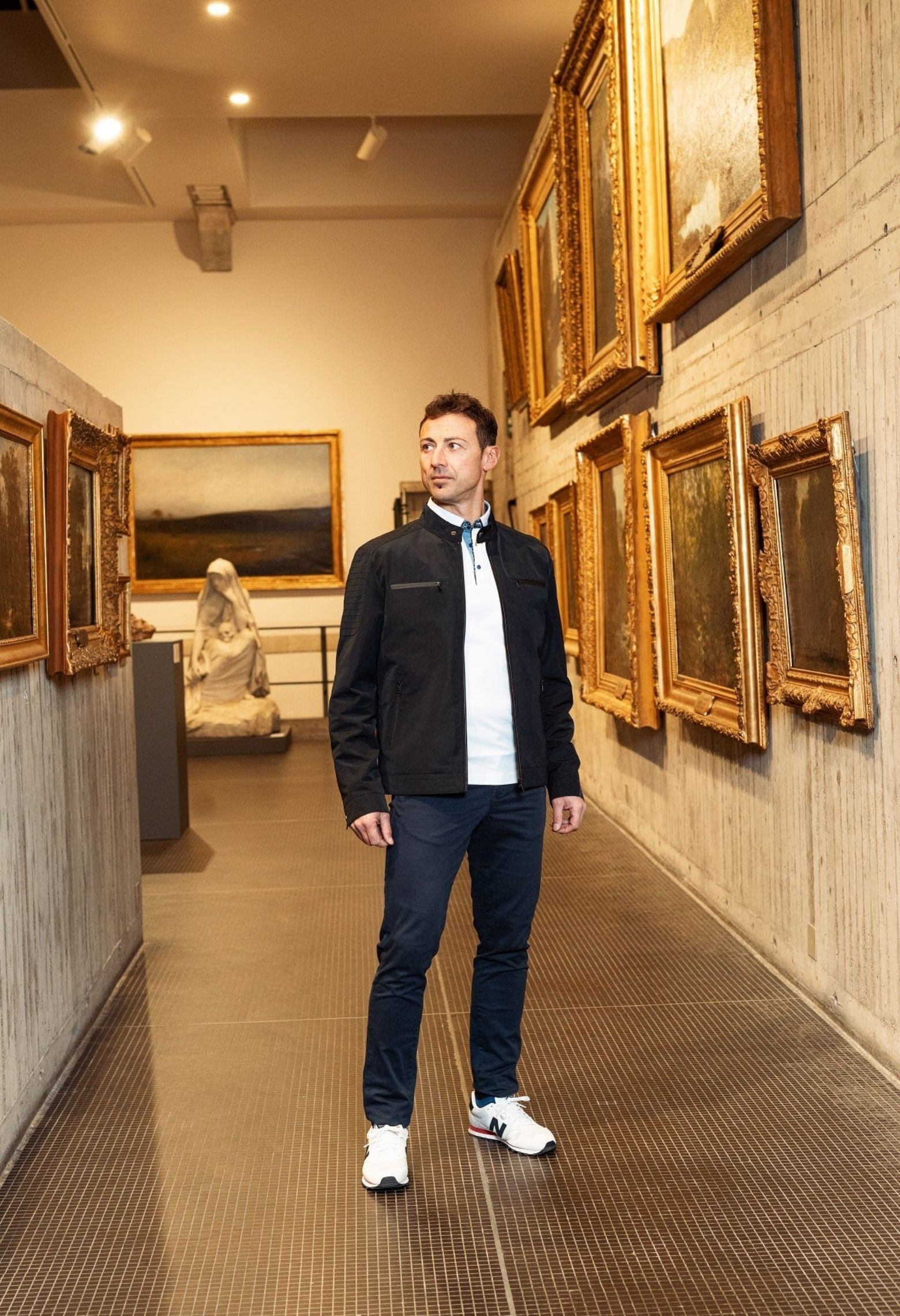 Homme portant le blouson ENZO marine. Il comporte 2 poches poitrine et 2 poches verticales.