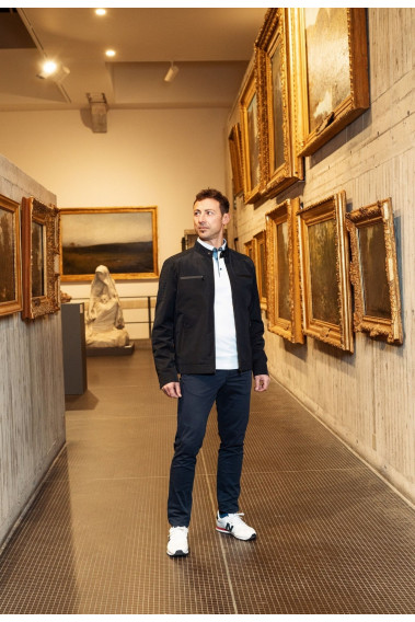 Homme portant le blouson ENZO marine. Il comporte 2 poches poitrine et 2 poches verticales.